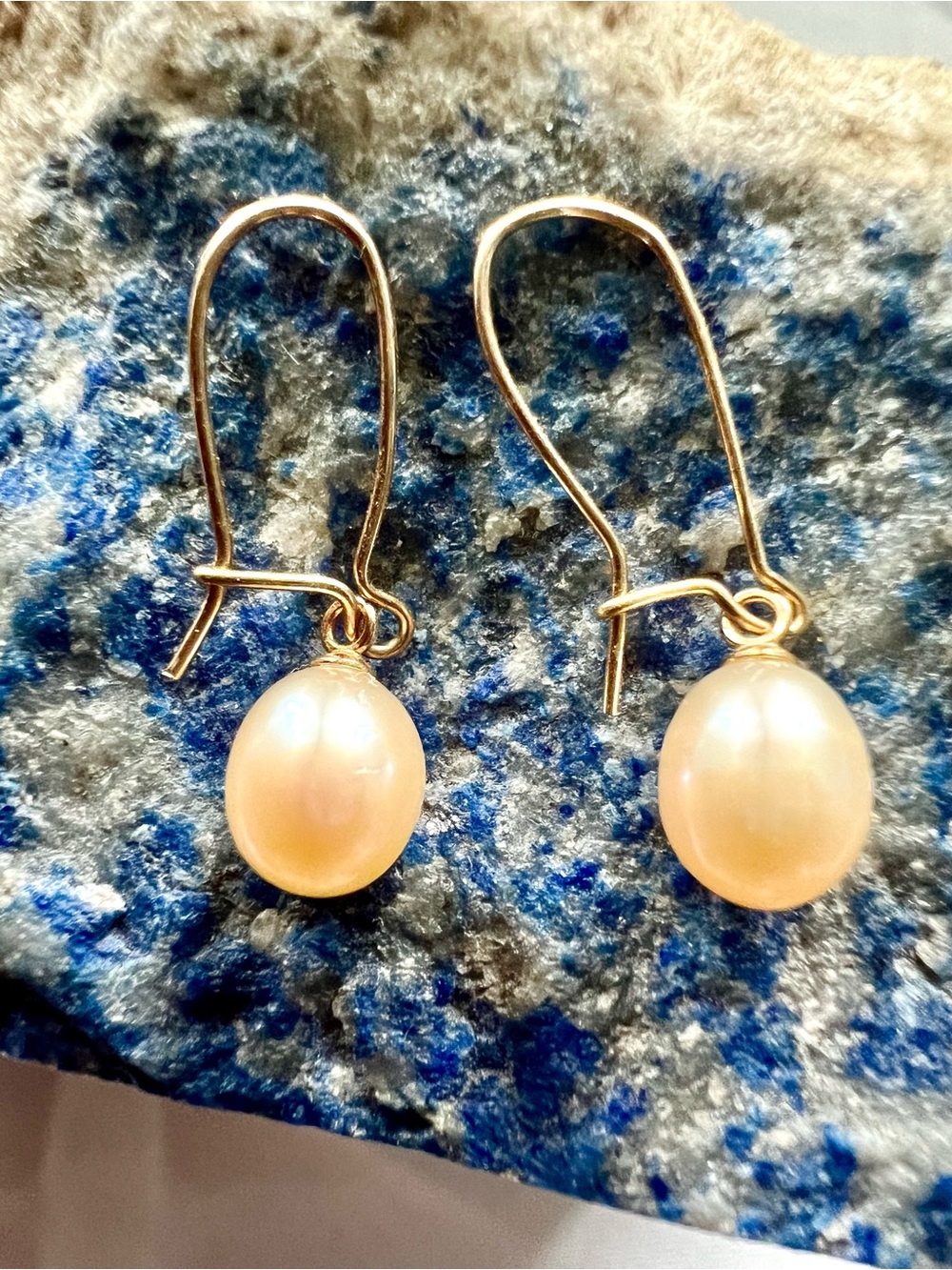 Freshwater pearl dangling earrings.